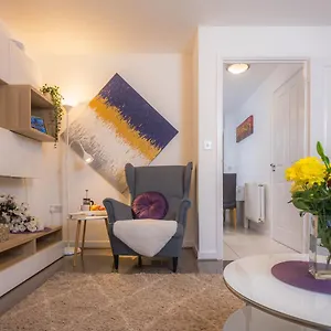 Modern 2 Bed House With Parking And Garden Holiday home Nottingham